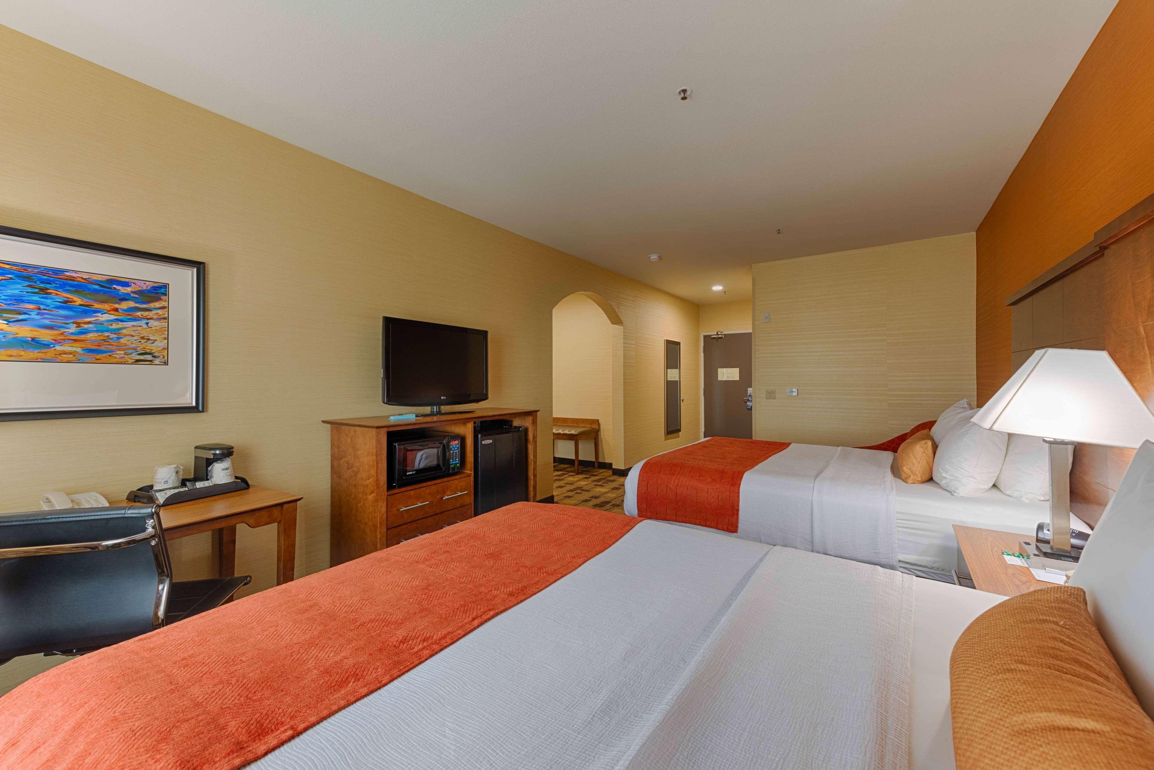 Best Western Plus Delta Inn & Suites Oakley Dış mekan fotoğraf