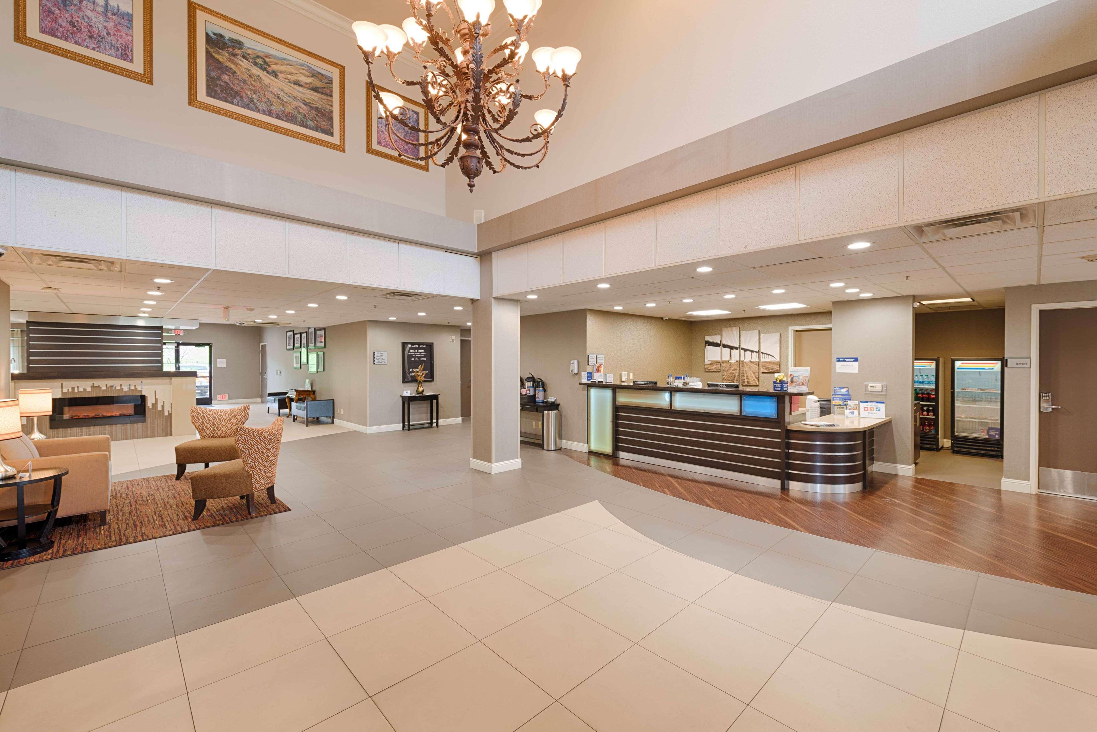 Best Western Plus Delta Inn & Suites Oakley Dış mekan fotoğraf